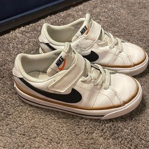 10c Nike Court Legacy